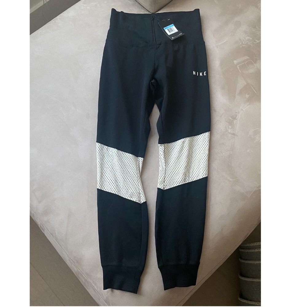 Nike jogger with mesh panel & zipper